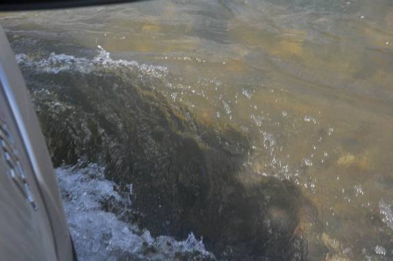 A Fiona vai fazendo ondas na travessia de rio no caminho para Cobán, na Guatemala